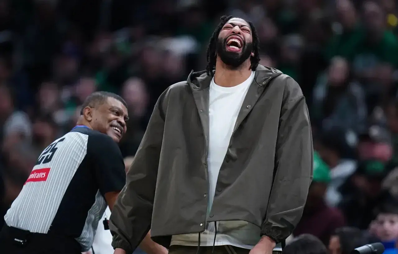 爱游戏-浓眉哥重返赛场，出色防守首场状态出色，阿森纳观众沸腾！观众掌声雷动的简单介绍